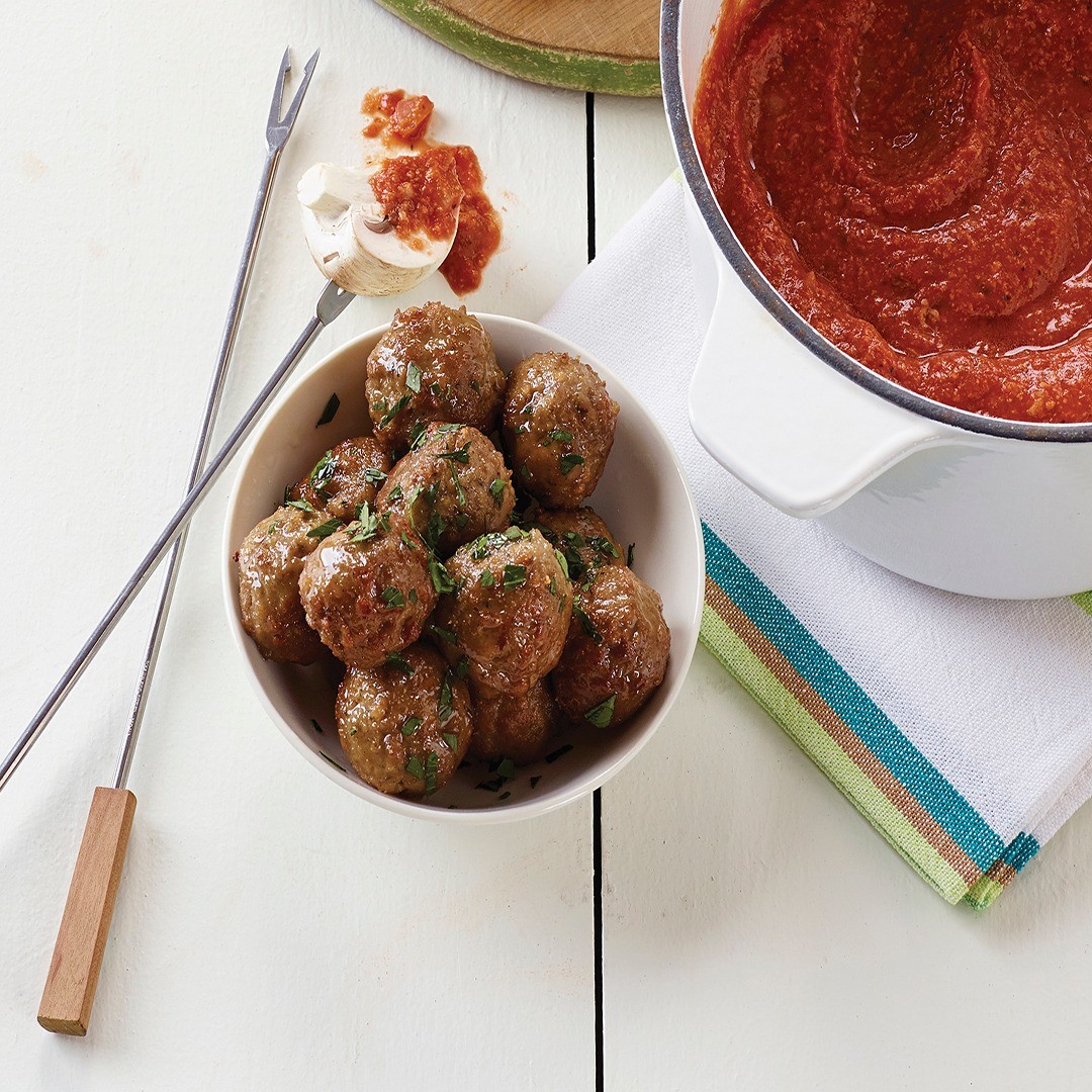 A fun snack fit for the whole family! This pizza flavoured fondue is sure to be a big hit amongst all of the pizza lovers in your home. Find the recipe in our bio. #loveONTfood #fondue #comfortdishfoodlandontario