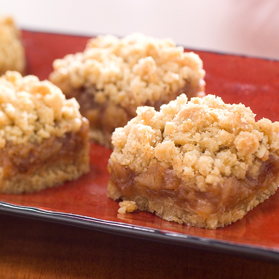 These fun and tasty apple 'n' oat squares are a yummy cross between date squares and apple crisp. These might just become a new family favourite! Find the recipe link in our bio. #loveONTfood #dessertfoodlandontario