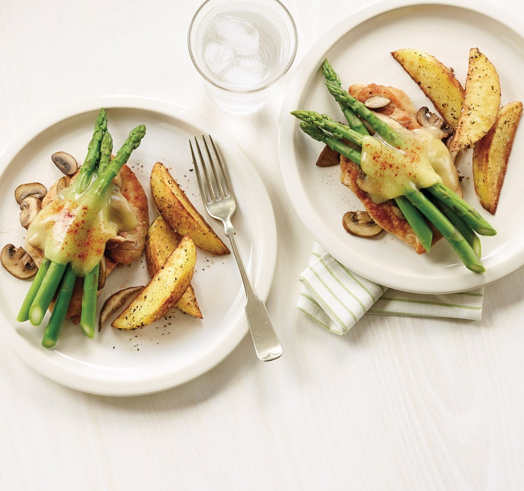 Enjoy the fresh taste of in-season Ontario Asparagus in this Chicken au Gratin with Asparagus and Havarti. We suggest serving with potato wedges for a wholesome meal full of local goodness. Find the recipe link in our bio. @ontario.asparagus #Asparagus #loveONTfoodfoodlandontario