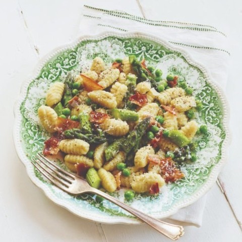 Ontario Asparagus and Sweet Peas team up with potato gnocchi in this delicious dish,  ready in less then 30 minutes! 

Click the link in our bio for the recipe!

@ontario.asparagusfoodlandontario