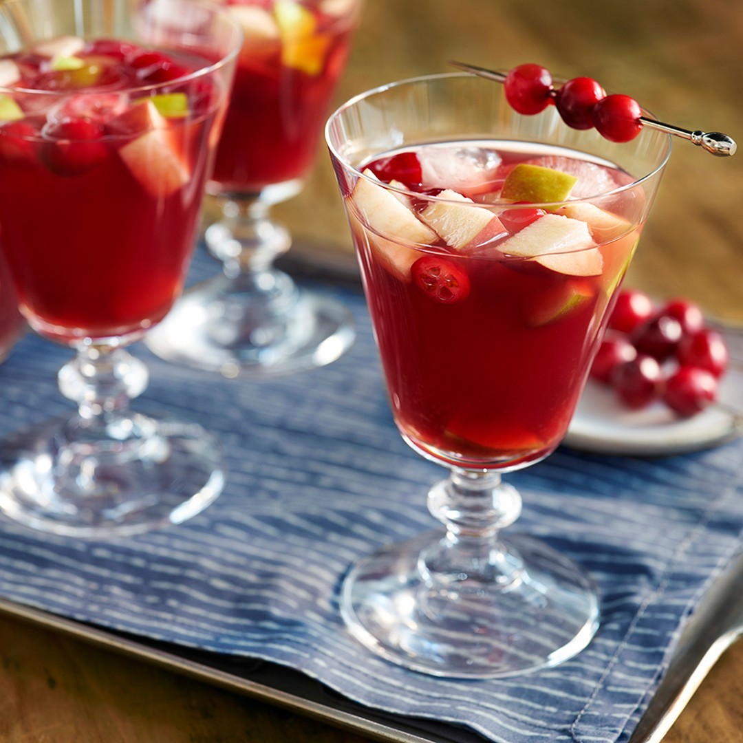 Welcome family and friends with a pitcher of this tasty mocktail sangria, featuring Ontario Apples, Pears, Cranberries, and Honey. 

Easy to make and perfect for any gathering!

Click the link in our bio for the recipe!foodlandontario