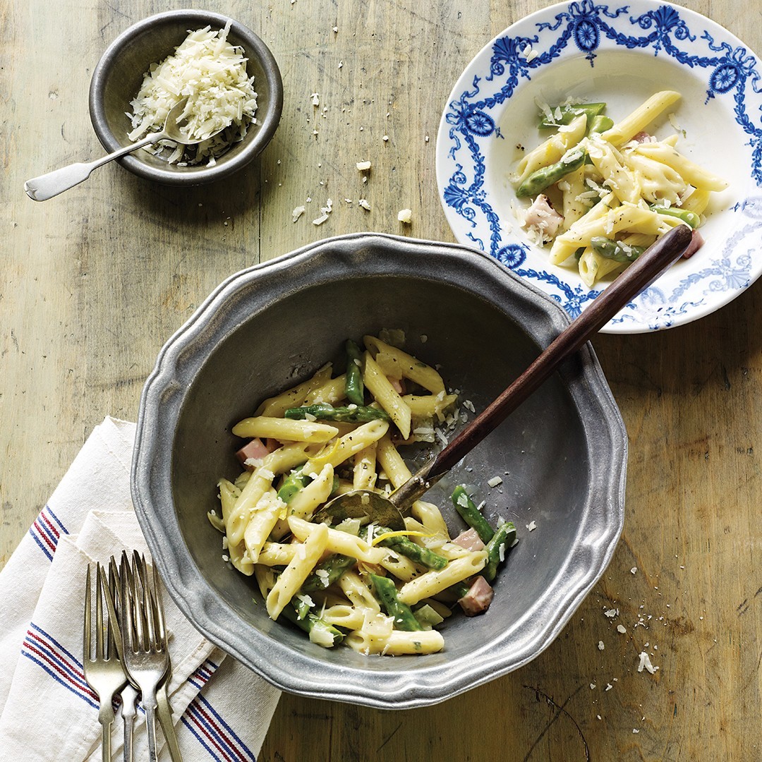 Enjoy this quick and easy Springtime Asparagus and Ham Pasta that highlights fresh Ontario asparagus. To add extra flavour, sprinkle with well-aged Ontario cheddar cheese in replace of asiago.
Click the link in our bio for the recipe.
@ontario.asparagusfoodlandontario