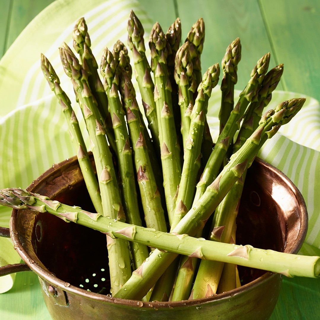 Asparagus season is upon us. Enjoy these flavourful and crunchy stalks grown right here in Ontario. 
Click the link in our bio for delicious asparagus recipes.
@ontario.asparagusfoodlandontario