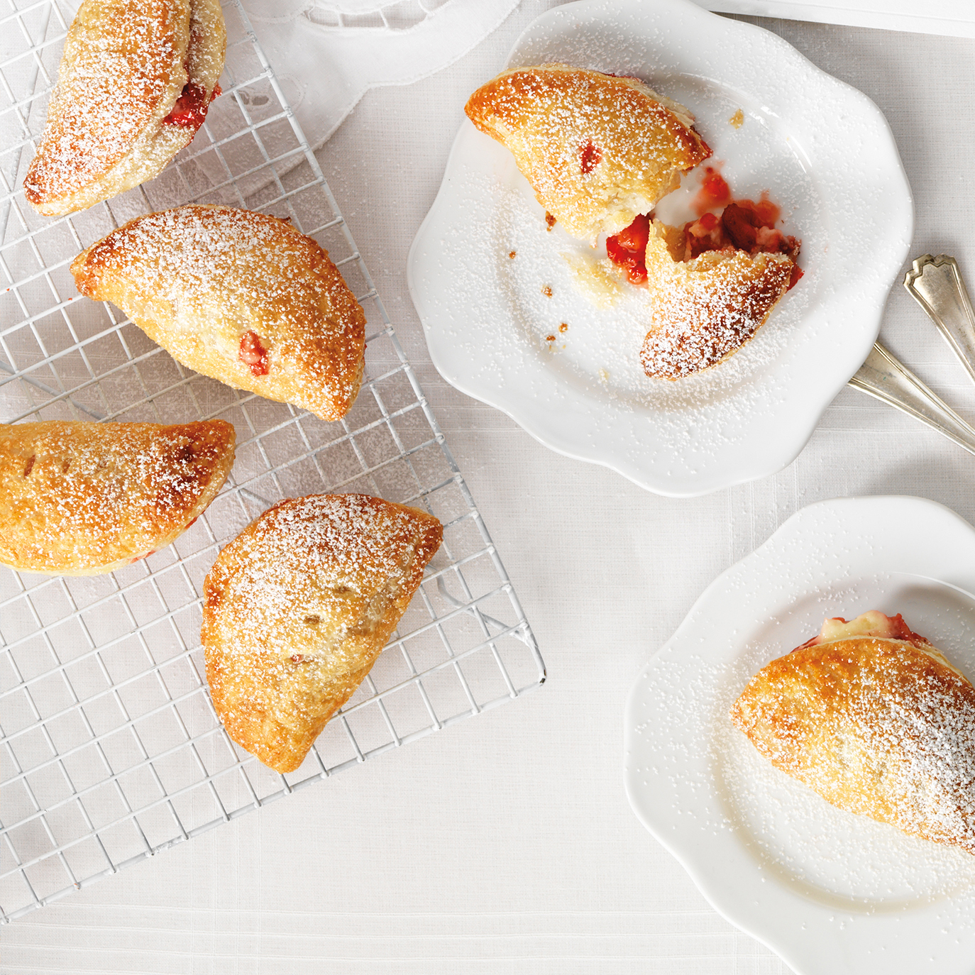 This portable dessert is stuffed full of fresh Ontario strawberries and is perfect for picnics or days on the go. 
Click the link in our bio for the recipe!
@berrygrowersofontariofoodlandontario