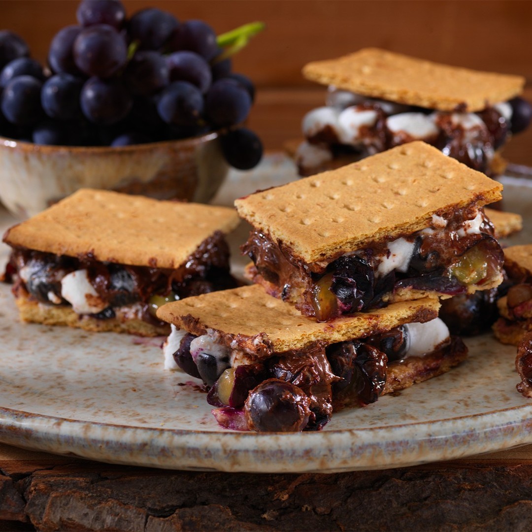 Looking for a grape dessert idea for the long weekend? Juicy sweet Ontario Blue Grapes make this classic summertime treat extra-irresistible…watch these disappear! 

Click the link in our bio for the recipe!
@OntTenderFruitfoodlandontario