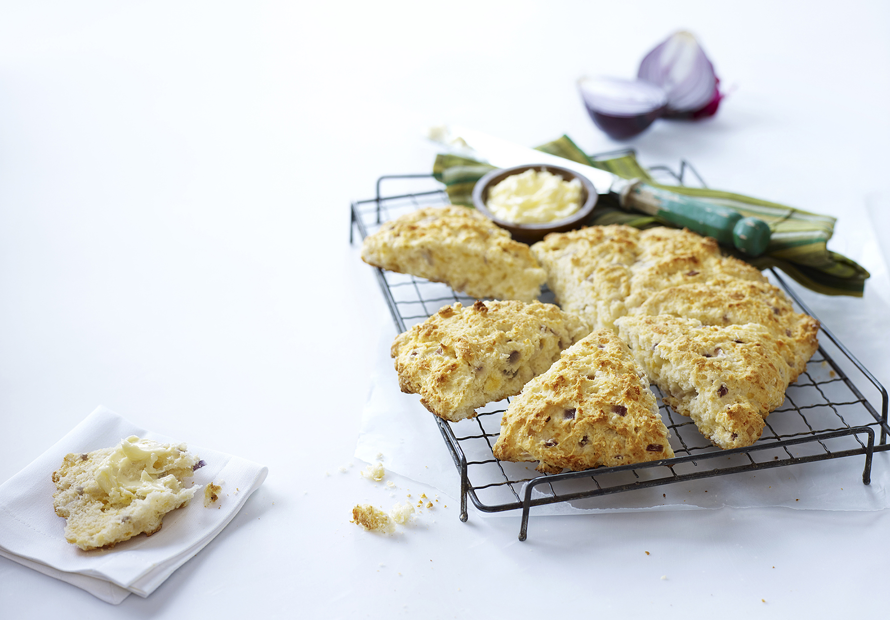 These Savoury Onion Scones make the perfect sidekick for all of your favourite seasonal soups. #loveONTfood #eatlocal
https://t.co/hqVXNZf6YA https://t.co/1U5E5wDnC4


https://www.ontario.ca/foodland/recipes/savoury-onion-scone