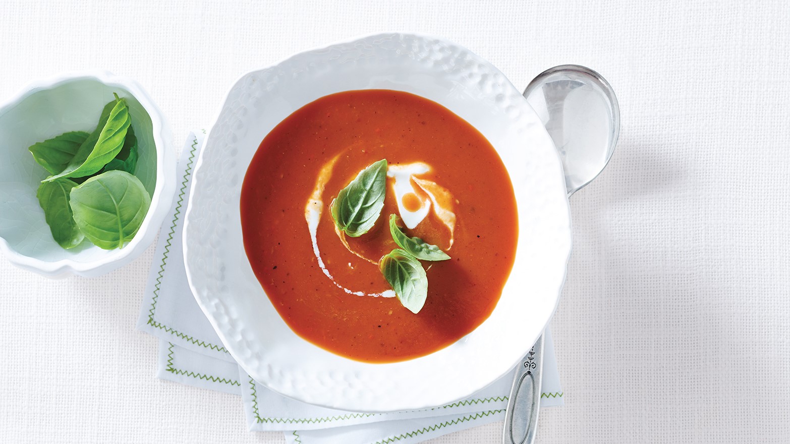 Fill your home with the delicious aroma of this Roasted Red Pepper and Tomato Soup! Full of freshness thanks to greenhouse veggies, this versatile dish can be served hot, room temperature or even chilled. #loveONTfood #eatlocal
https://t.co/jG1DCWDY1W https://t.co/hsCwqIghZ6
https://www.ontario.ca/foodland/recipes/roasted-red-pepper-and-tomato-soup
