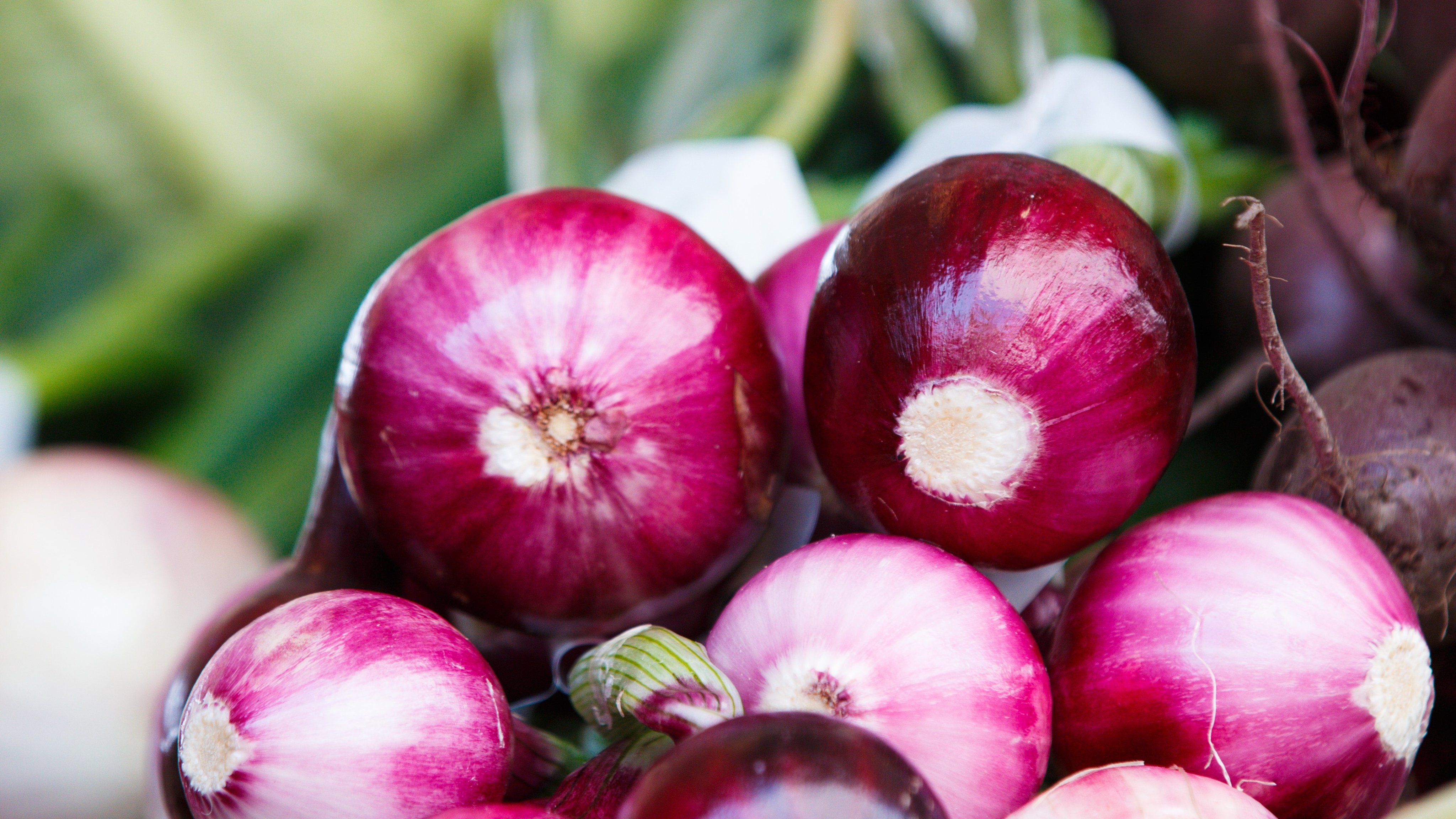 To prevent any tears when handling Ontario Red Onions, try peeling them under cold running water. What are some of your 'no tear' onion hacks? #FoodHack #Onions https://t.co/Jethar8XrW