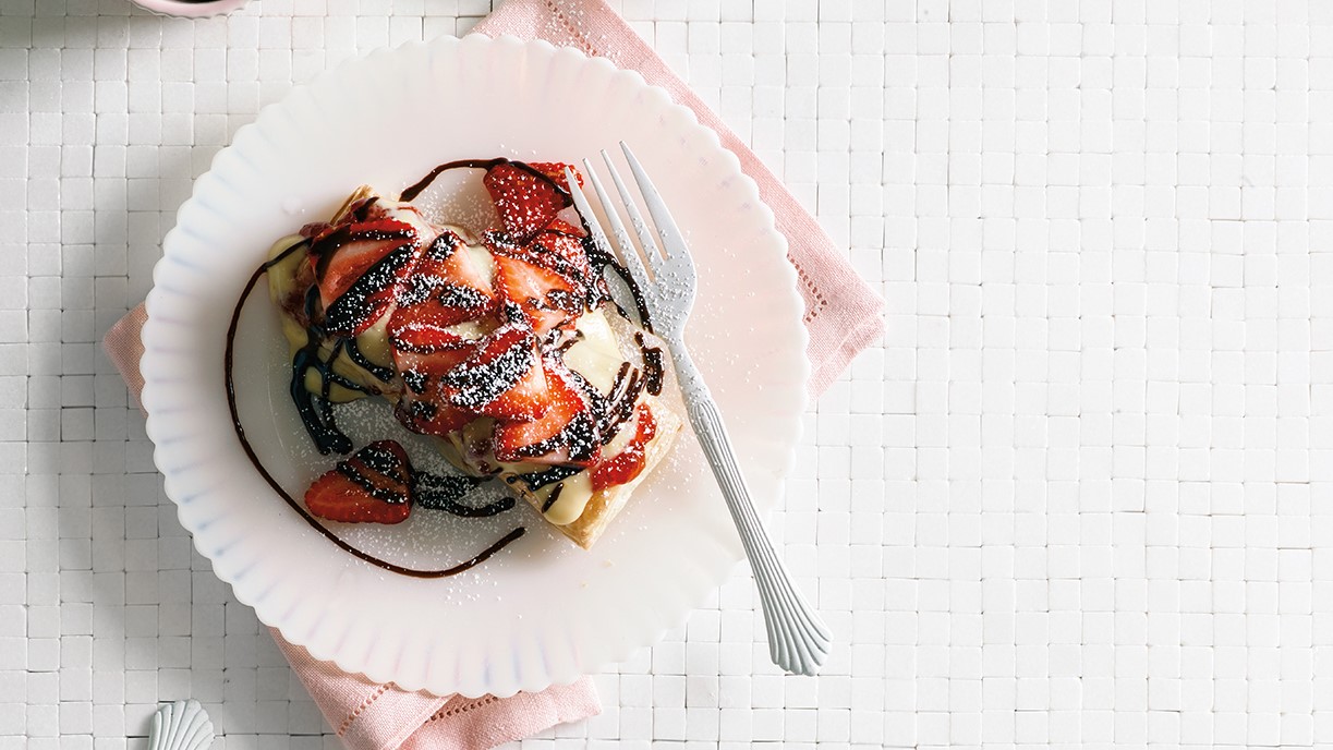 These devine desserts are sure to satisfy everyone's sweet tooth. Flaky pastry filled with rich custard, Ontario Greenhouse Strawberries and Maple Syrup… is your mouth watering yet or is it just us? #loveONTfood #dessert
https://t.co/222YuEF9hD https://t.co/pLF0PthzZC
https://www.ontario.ca/foodland/recipes/strawberry-maple-custard-slices