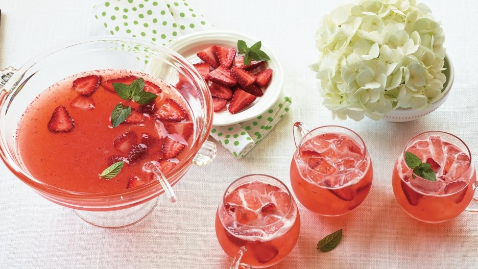 Cheers to the first day of summer! Sit back, relax and enjoy the sunshine and beautiful weather with this Sparkling Strawberry Punch. #loveONTfood #eatlocal #strawberries
 https://t.co/jGC6aOkrY0 https://t.co/2eT51hxt2z


https://www.ontario.ca/foodland/recipes/sparkling-strawberry-punch