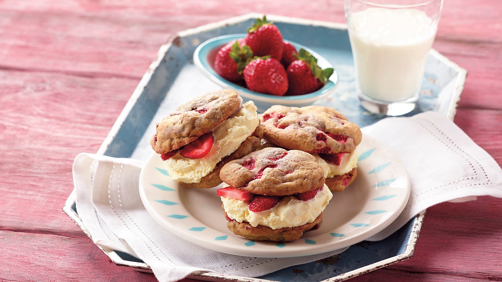 Chewy, soft strawberry cookies are delicious with a glass of milk or sandwiched with strawberries and ice cream.
https://t.co/oxabCnJwiK
@OntarioBerries https://t.co/HjecZ3EuYq


https://bit.ly/3qJnZtk
