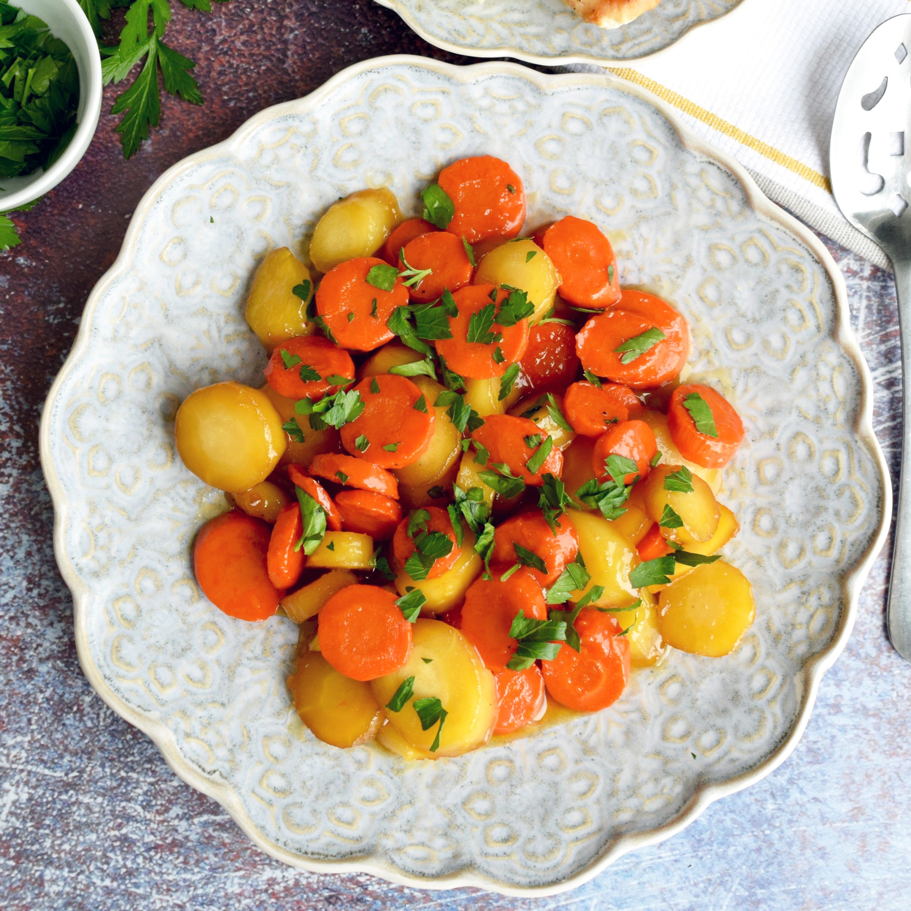 Maple syrup enhances the natural sweetness of carrots and parsnips. Which makes for a colourful and flavourful dish that pairs well with roasted pork, chicken or turkey, and best of all, it's ready in 20 minutes. #loveONfood
https://t.co/0hTZFvAinh https://t.co/ZTo5otweQl
https://bit.ly/3aAffsk