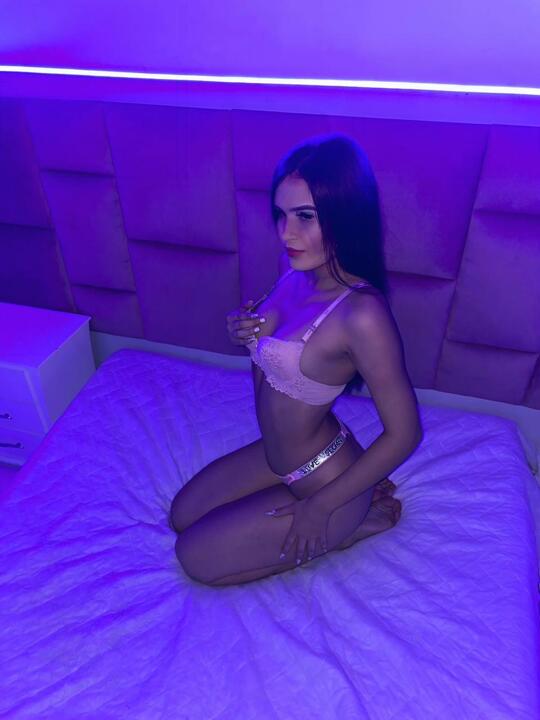 Kaily_sweet1's Hi
Uploaded 2 weeks ago

https://chaturbate.com/photo_videos/photoset/detail/kaily_sweet1/22188016/