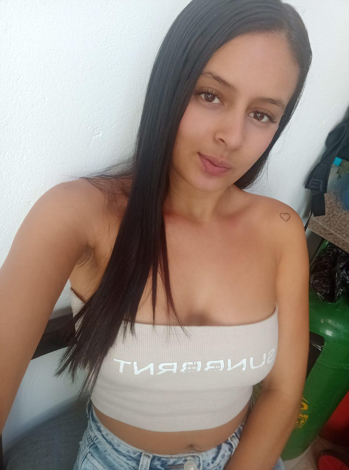 Sheryl_coopeer_'s a little of me! Uploaded June 30, 2023  https://chaturbate.com/photo_videos/photoset/detail/sheryl_coopeer_/15266423/