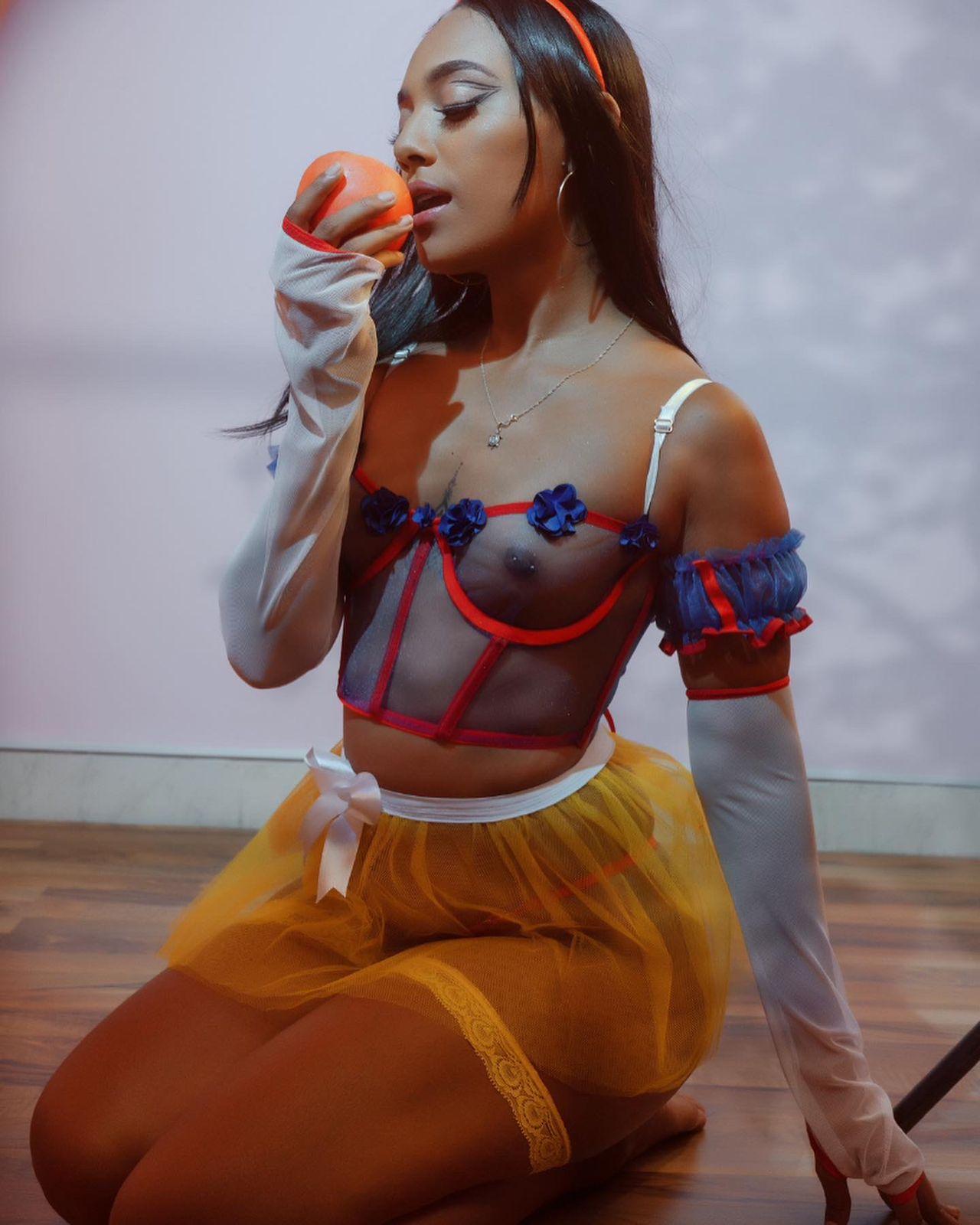Miss_charlotte28's Come and bite my apple darling 🍎 Uploaded September 07, 2024  https://chaturbate.com/photo_videos/photoset/detail/miss_charlotte28/19017682/
