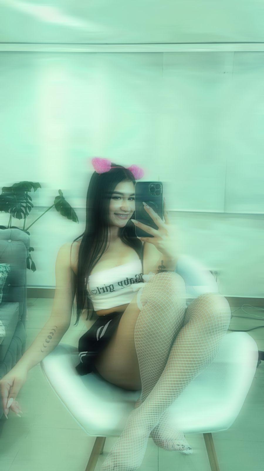 Zayda_'s 💚 Uploaded April 22, 2023  https://chaturbate.com/photo_videos/photoset/detail/zayda_/14703079/