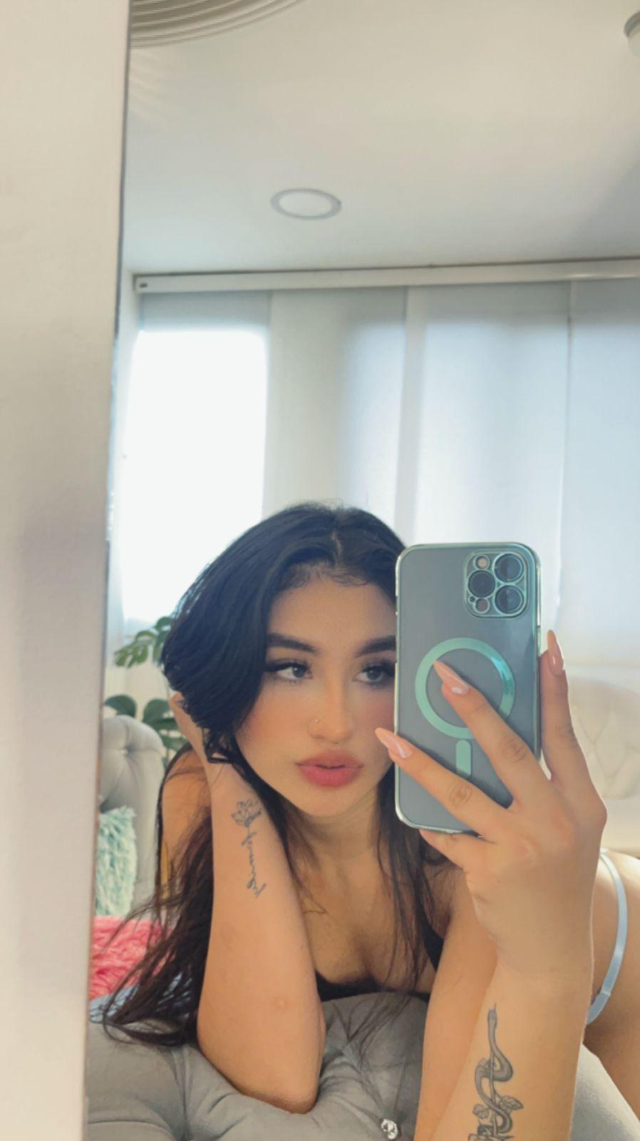 Zayda_'s 💚 Uploaded May 10, 2023  https://chaturbate.com/photo_videos/photoset/detail/zayda_/14845259/