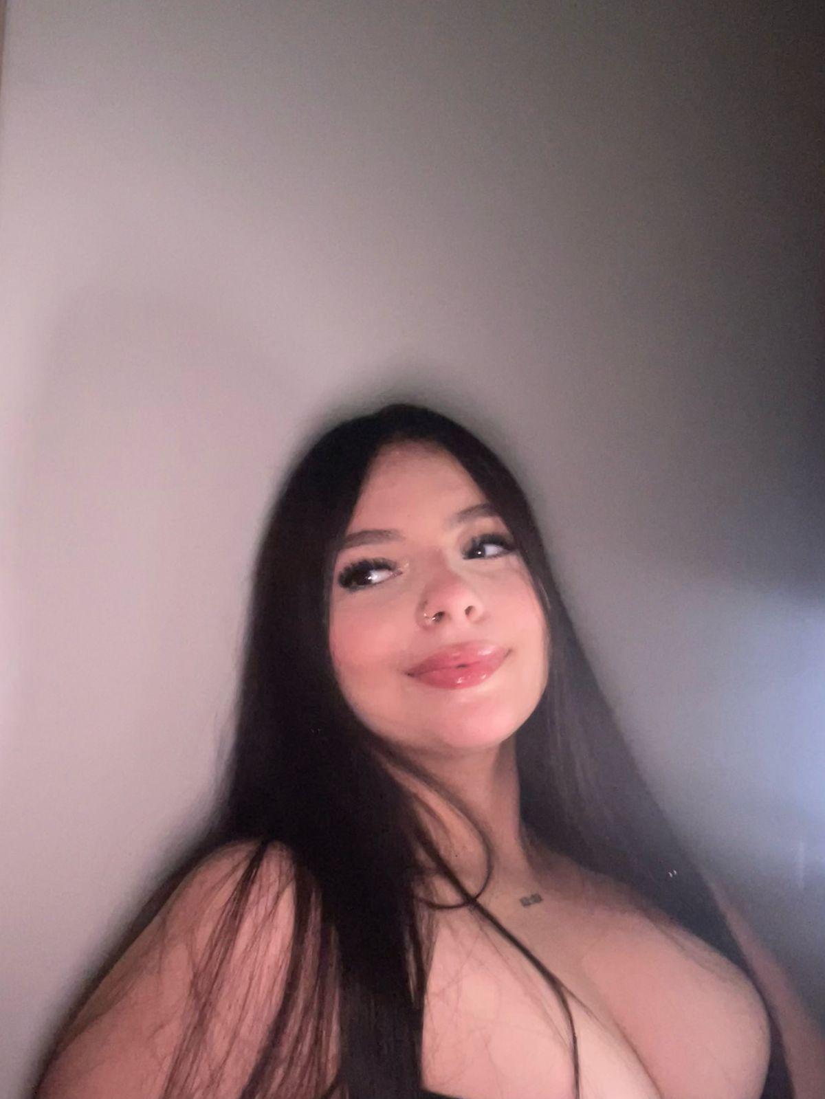 Emily__smith__'s 🌸 Uploaded 5 days ago  https://chaturbate.com/photo_videos/photoset/detail/emily__smith__/20911633/