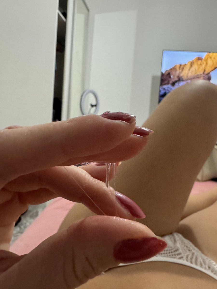 Luiza Velasco @luizavelasco_ Tardezinha com frio e chuva: A Eu:  4:15 PM · Apr 22, 2025  https://x.com/luizavelasco_/status/1914775106913755374  Cold and rainy afternoon: A Me: