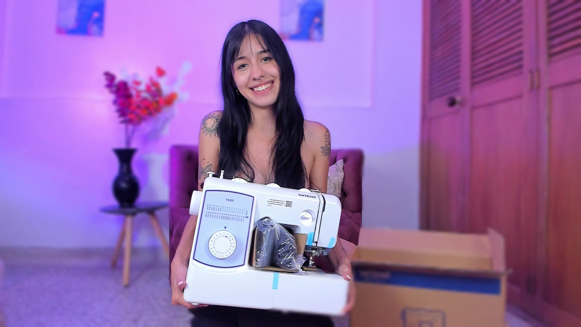 Rachellclark's My first big goal
Uploaded February 07, 2024
Thanks to all of you who contributed to this great step in my career!!
https://chaturbate.com/photo_videos/photoset/detail/rachellclark/17116442/