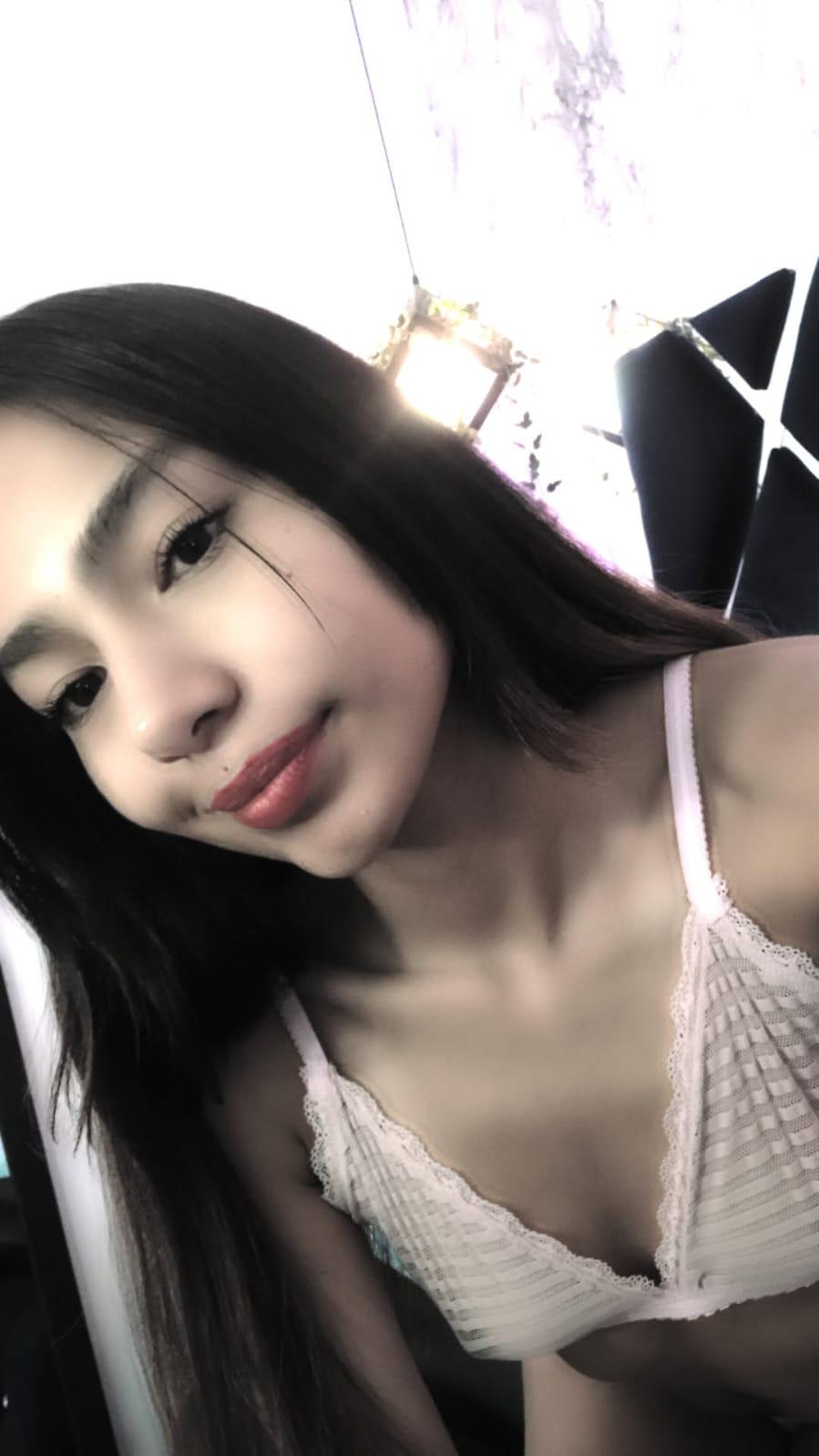 Paris_cute_'s a shy girl Uploaded 4 weeks ago A little shy for a first photo, take that shyness away please! https://chaturbate.com/photo_videos/photoset/detail/paris_cute_/22517423/