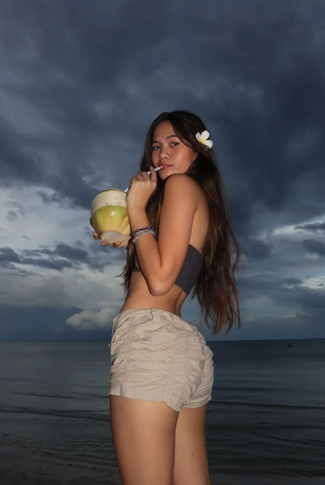 Pinky_skylar's Ocean vibe🌊🏝️
Uploaded January 24, 2025

https://chaturbate.com/photo_videos/photoset/detail/pinky_skylar/20224167/