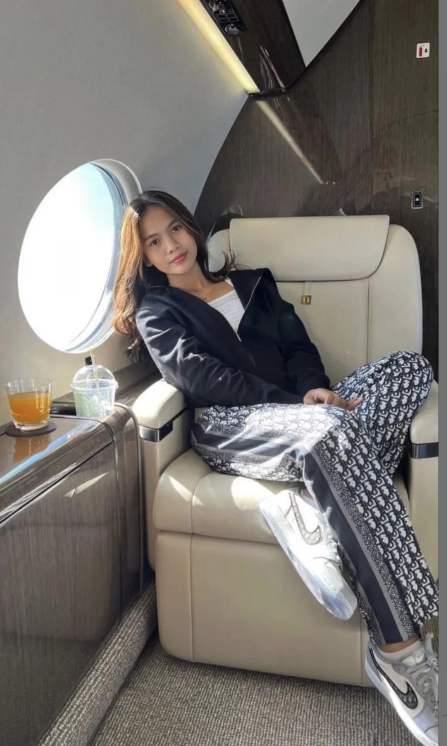 Pinky_skylar's ✈️
Uploaded January 24, 2025

https://chaturbate.com/photo_videos/photoset/detail/pinky_skylar/20224200/