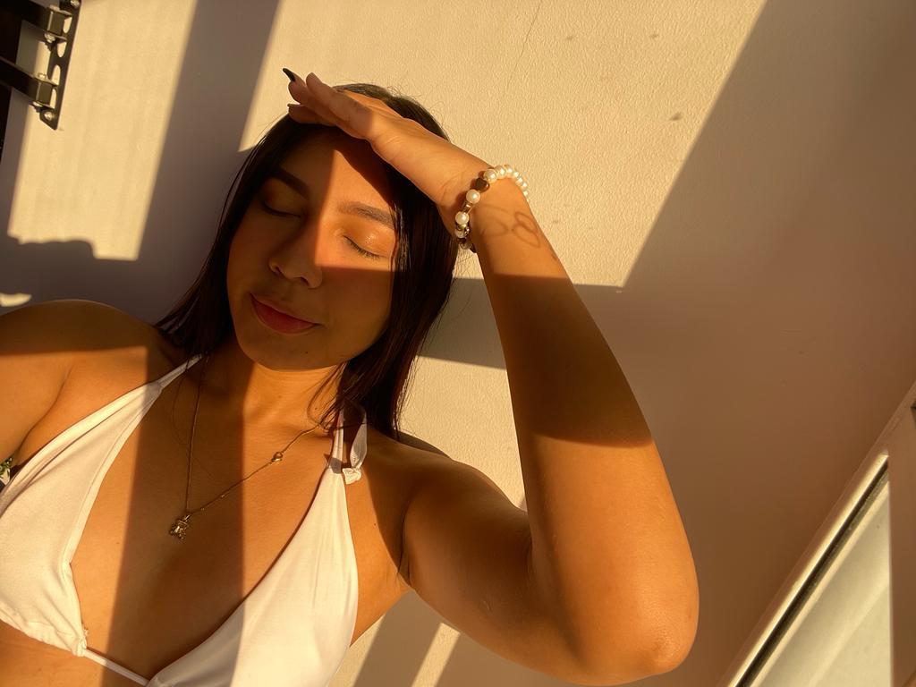 Anahi_5's Selfie hmm
Uploaded January 11, 2024

https://chaturbate.com/photo_videos/photoset/detail/anahi_5/16885167/