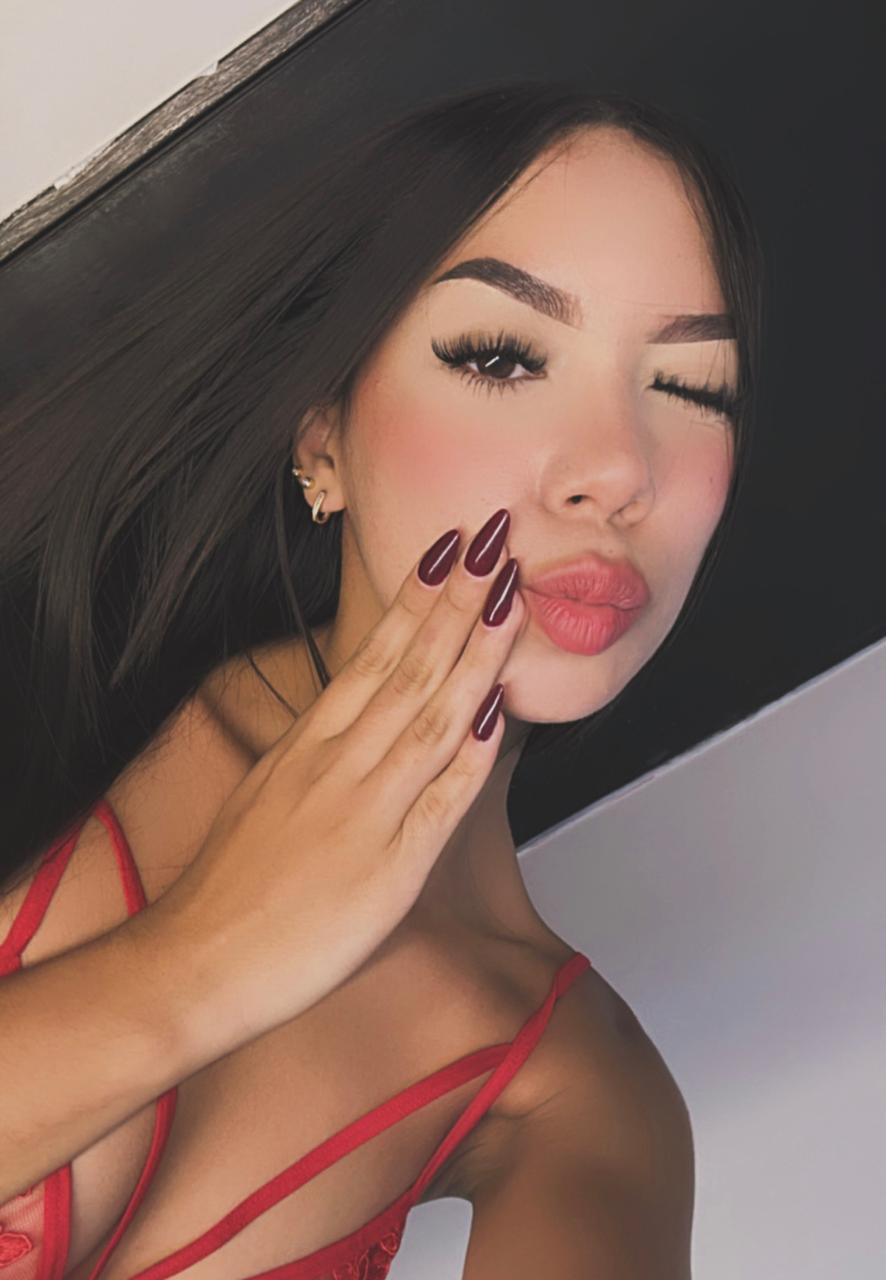 Danna_cortez6's kiss
Uploaded November 12, 2025

https://chaturbate.com/photo_videos/photoset/detail/danna_cortez6/22781174/