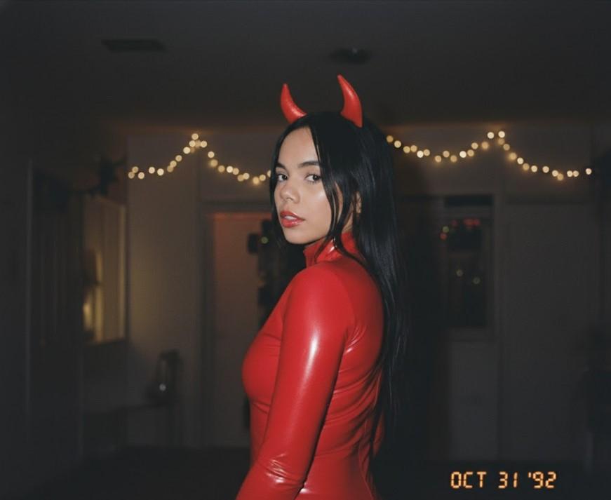 Krissi_latore's Trick or treat? 😈
Uploaded November 08, 2025

https://chaturbate.com/photo_videos/photoset/detail/krissi_latore/22747743/