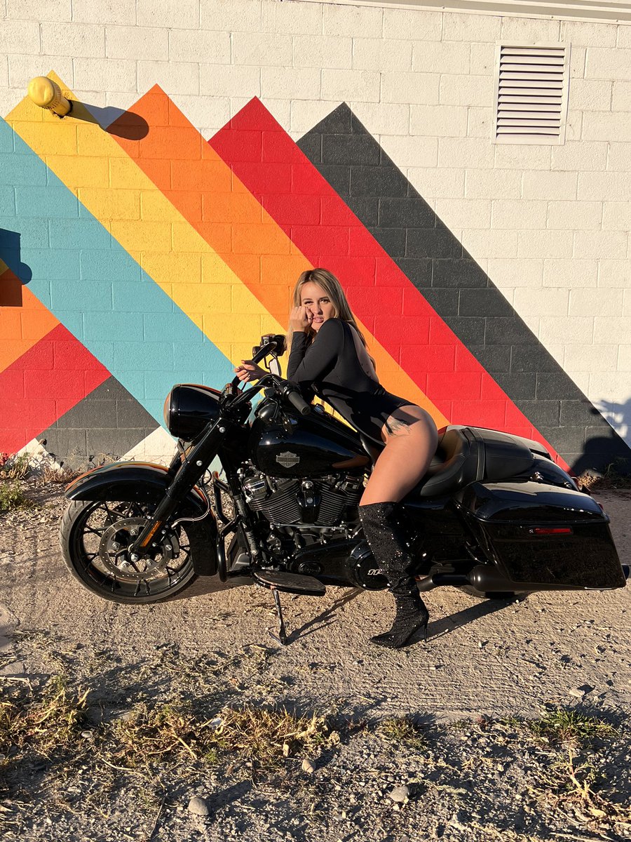 Oh hello 🧡
.
.
50% off that link in my bio rn https://t.co/7VTyqX87rN

@_linds_linds