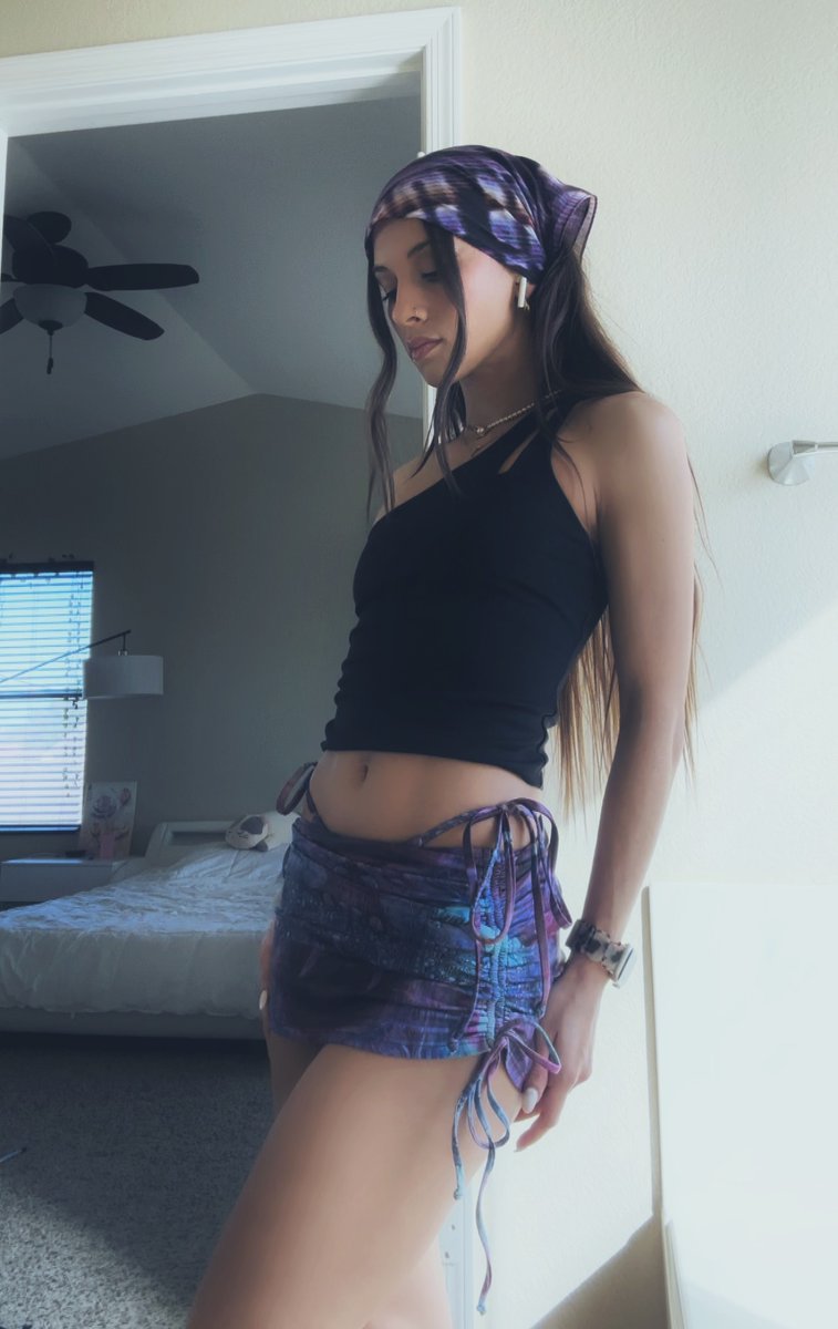 Lounging in this cozy cute outfit today, I’ll be online in an hour &lt;3 https://t.co/4AHDWSiWJU

@_stella_rose_